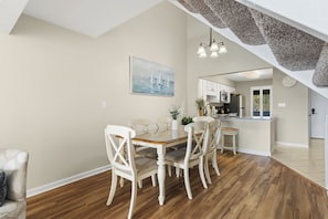 Dining - Spacious family friendly 3-bedroom condo steps from beach in Anchorage 2 (Myrtle Beach)