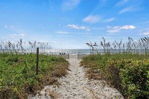 Beach - Spacious family friendly 3-bedroom condo steps from beach in Anchorage 2 (Myrtle Beach)