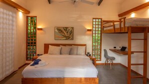 Une chambre à coucher avec un lit, un bureau, un ordinateur portable, un ventilateur de plafond et un lit superposé.