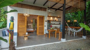 Una casa moderna con cocina, comedor y una hamaca.