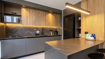 Refrigerador, microondas, parrilla de estufa y cafetera y tetera