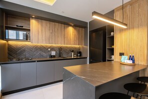 Frigorifero, microonde, piano cottura, macchina per tè/caffè