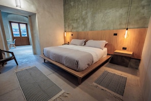 Estudi en suite júnior, balcó, vistes a la ciutat | 1 dormitori, caixa forta a l'habitació, wifi gratuïta i roba de llit