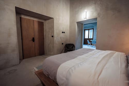 Suite studio Junior, balcon, vue sur la ville | Coffre-fort, accès au Wi-Fi (inclus), literie fournie