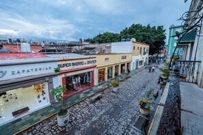A cobblestone street with shops, including a shoe store and a boutique. - Casa 1800 Oaxaca Boutique Hotel (Oaxaca)