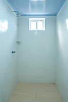 Habitación Confort doble, balcón, vistas a la bahía | Baño | Ducha, toallas, jabón y papel higiénico