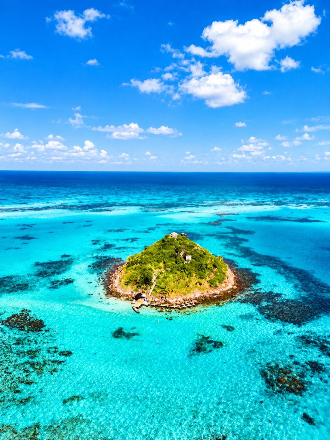 Un'isola tropicale circondata da acque cristalline turchesi.