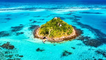 Un'isola tropicale circondata da acque cristalline turchesi.