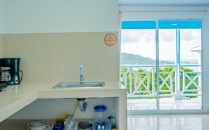Comfort Double Room, Balcony, Bay View | Private kitchen | Mini-fridge, stovetop, cookware/dishes/utensils - SHAMAR LODGE (Providencia)