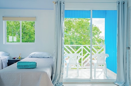 家庭三人房, 阳台, 庭院景观 | 免费 WiFi