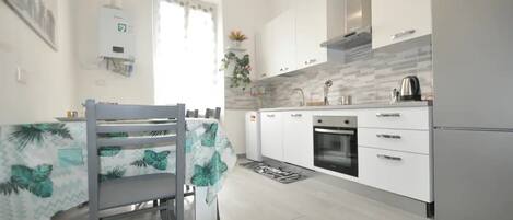 Fridge, oven, stovetop, dishwasher