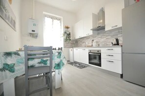 Fridge, oven, stovetop, dishwasher