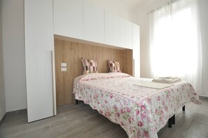 2 habitaciones, escritorio, tabla de planchar con plancha y wifi gratis 