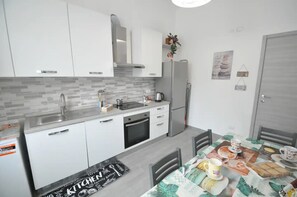 Refrigerador, horno, parrilla de estufa y lavavajillas 