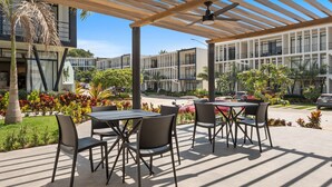 Outdoor dining - 2BR ·2 Pools ·Ground Floor ·Balcony ·15 min Beach (Mezcales)