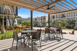 Outdoor dining - 2BR ·2 Pools ·Ground Floor ·Balcony ·15 min Beach (Mezcales)