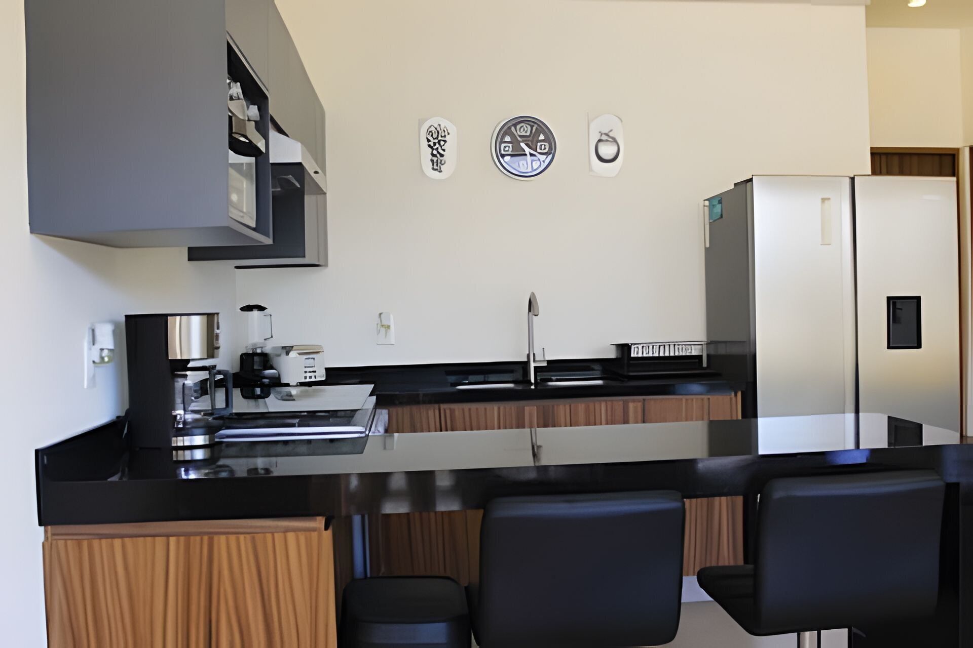 Køleskab, mikrobølgeovn, ovn, kaffe-/temaskine