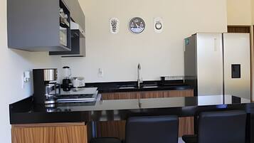 Køleskab, mikrobølgeovn, ovn, kaffe-/temaskine