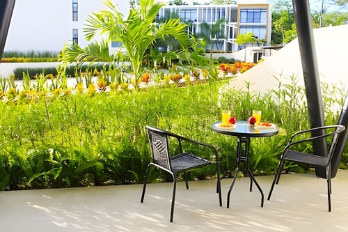 2BR Ground Floor + Balcony • Pool • Beach 15 min away