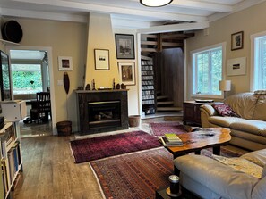 Fireplace, books, music library, video library - Bright and quiet 2-bed home next to the Point Reyes National Seashore. (Inverness)