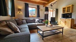 House | Living room - Alpine Chalet in Wald im Pinzgau for 12 (Wald im Pinzgau)