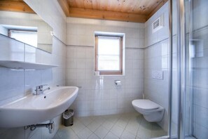 House | Bathroom | Bathtub - Alpine Chalet in Wald im Pinzgau for 12 (Wald im Pinzgau)