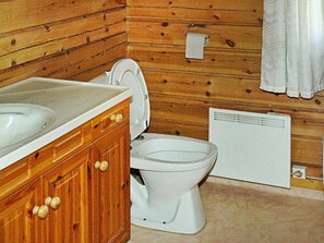 House | Bathroom - 7 Person Holiday Home in Olden (Stryn)