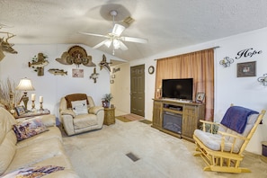 TV, fireplace