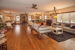 Smart TV, fireplace - Barn House Next to Hermitage Inn (Dover)
