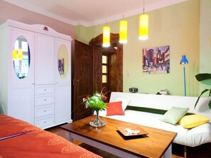 1 chambre, fer et planche à repasser