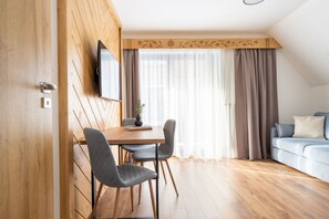 Apartamento superior | Espacio para trabajar con un portátil, wifi gratis, ropa de cama