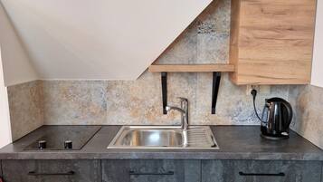 Economy-Doppelzimmer | Eigene Küche | Kühlschrank, Wasserkocher, Reinigungsartikel