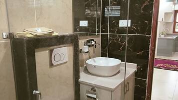 Secadora de cabello, toallas, jabón, shampoo