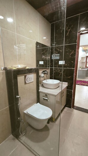 Sèche-cheveux, serviettes fournies, savon, shampoing