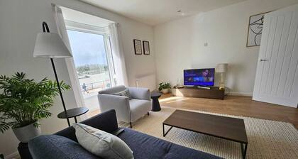 River Breeze 3-Bed Balcony Apartment