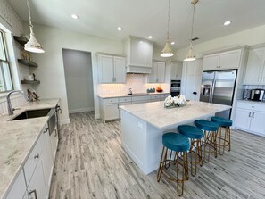 Køleskab, mikrobølgeovn, ovn, kogeplade