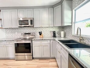 Een koelkast, een magnetron, een oven, een kookplaat