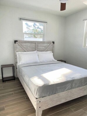 3 makuuhuonetta, silitysrauta/-lauta, ilmainen Wi-Fi, vuodevaatteet