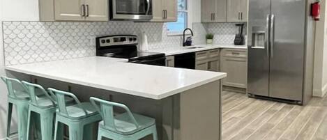 Kühlschrank, Mikrowelle, Ofen, Herdplatte