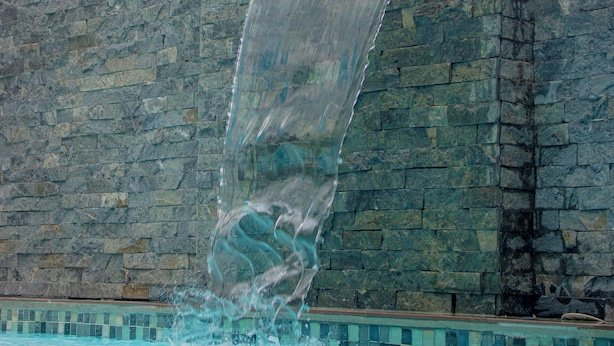 A stone wall with a waterfall feature in front of it. - Charming 3-bedroom house with AC, WiFi in delightful Bocachica (Bocachica)