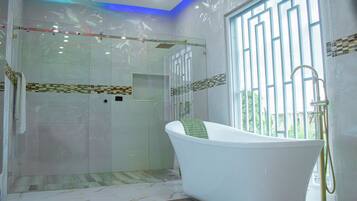 Douche, serviettes fournies, savon, shampoing
