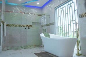 Een douche, handdoeken, zeep, shampoo
