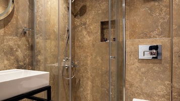 Douche, sĂšche-cheveux, chaussons, serviettes fournies