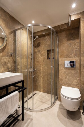 Shower, hair dryer, slippers, towels - Old Harbour Hotel İstanbul (Istanbul)