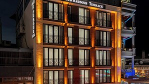 Il s’agit d’un hôtel à plusieurs étages doté d’une terrasse appelée « Old Harbour Terrace ». Il présente une architecture moderne, avec des balcons et de grandes fenêtres.
