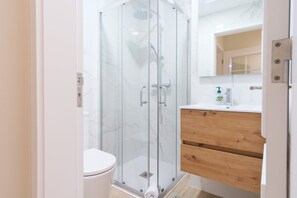 Dusche, Haartrockner, Handtücher