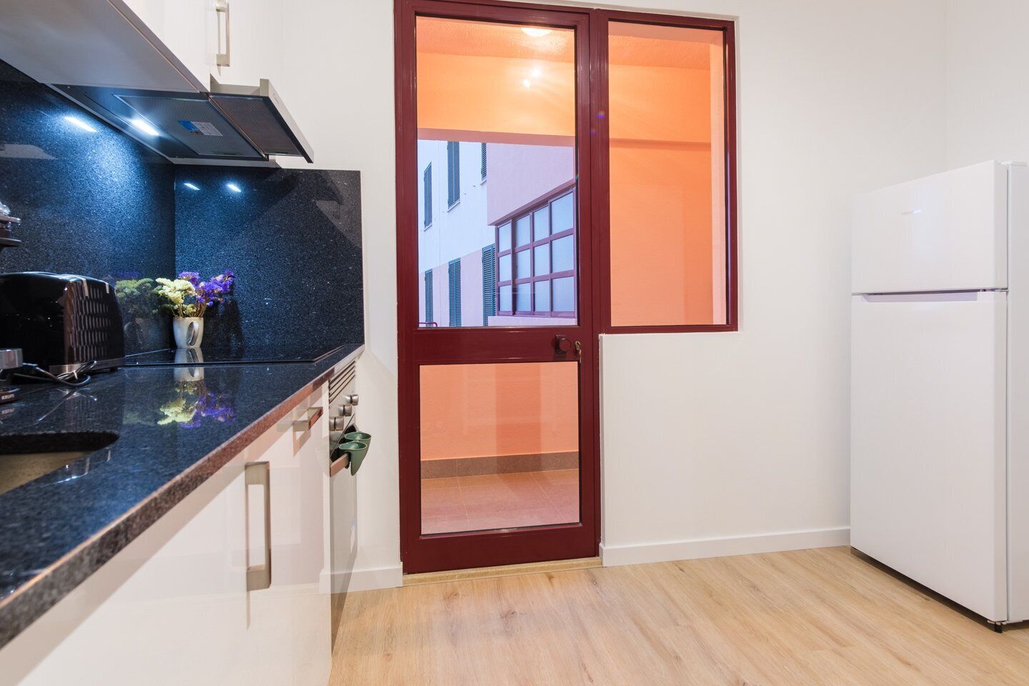 Réfrigérateur, micro-ondes, four, cafetière/bouilloire