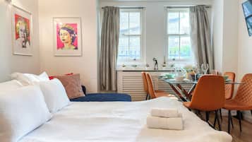 3 bedrooms, desk, iron/ironing board, travel cot