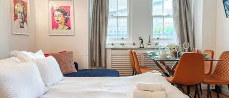 3 habitaciones, tabla de planchar con plancha y cuna de viaje