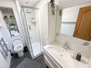 Shower, hair dryer, towels, soap - Detached Paddington House w/ FREE Parking & Wi-Fi near Little Venice & Hyde Park (London)
